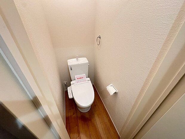【トイレ(1階)】シンプルで清潔感のあるトイレです。寒い季節も快適に使用できる、温水洗浄便座付き。