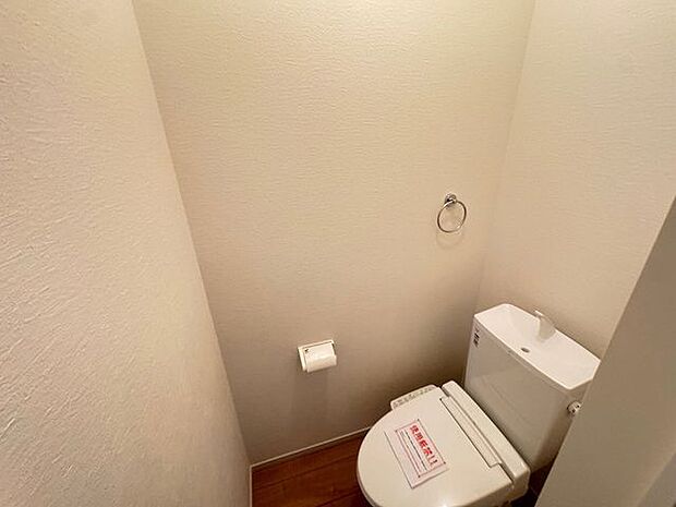 【トイレ(2階)】1階・2階の2カ所にトイレが設けられています。生活渋滞の発生しがちな、朝の身支度の時間帯にも便利です。