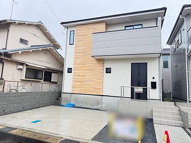 【現地外観写真】コンクリートが敷かれ、綺麗に整備された駐車場です。前面道路は幅員約5.99m。段差も少なく、スムーズな出入庫ができそうです。