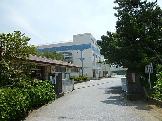 市原市立五井中学校 徒歩12分。スローガン「みんなでつくろう よい五井中学校」。生徒一人一人を大切にした教育を目指されています。 900m