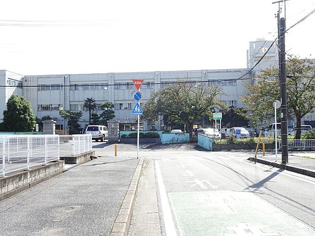市原市立白金小学校 徒歩12分。10カ国の子どもたちが通う国際色豊かな小学校です。合言葉「友達大好き 学校大好き ふるさと大好き」。 960m