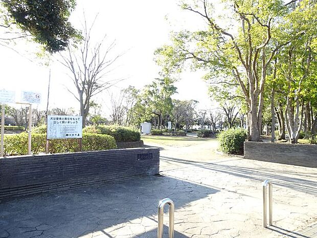 君塚中央公園 徒歩6分。砂場、東屋、ベンチ、トイレなどがあります。周囲も木々が多く植えられている緑豊かな公園です。 450m