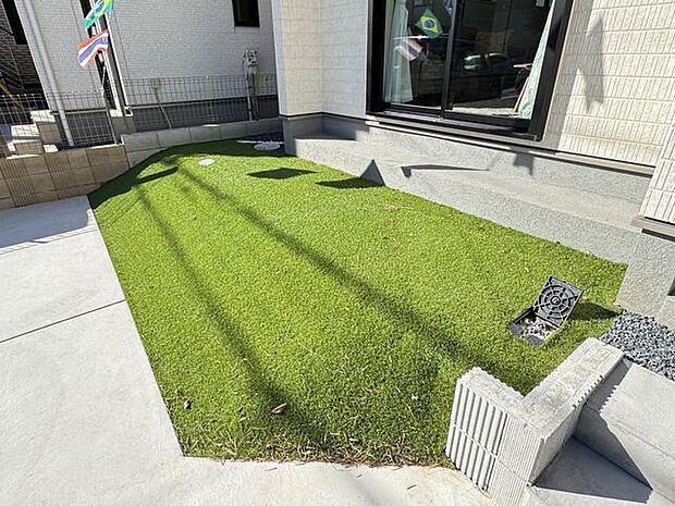 【庭/同仕様】お子様のお外遊びにも楽しい庭があります。植物を置いても暮らしに彩をもらたらしてくれます。※実際とは異なる場合があります。