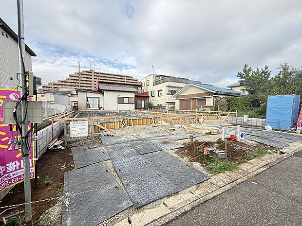 【現地写真/A号棟】第一種低層住居専用地域に位置するため、周囲は低層住宅が中心の落ち着いた住環境です。