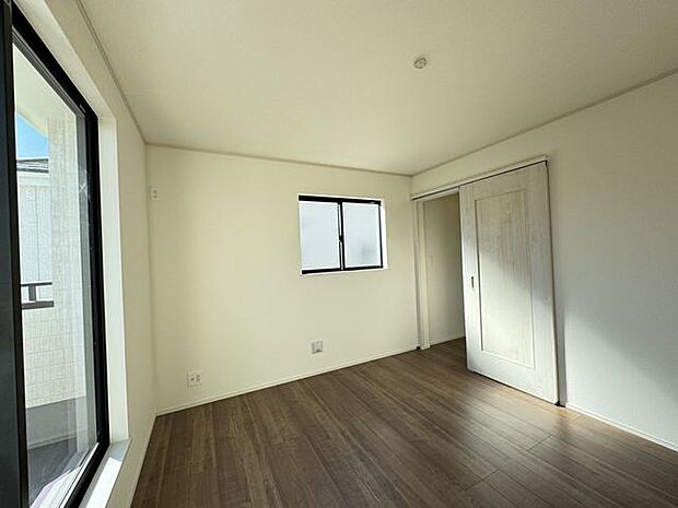 【洋室/同仕様】収納付きですので、住空間を広く使うことができます。腰高窓につき、窓付近にもベッドや机を配置可能です。※実際とは異なる場合があります。