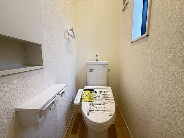 【トイレ/2階】二ヶ所のトイレは、朝の生活渋滞の緩和につながります。トイレットペーパーを置けるスペースが設けられています。