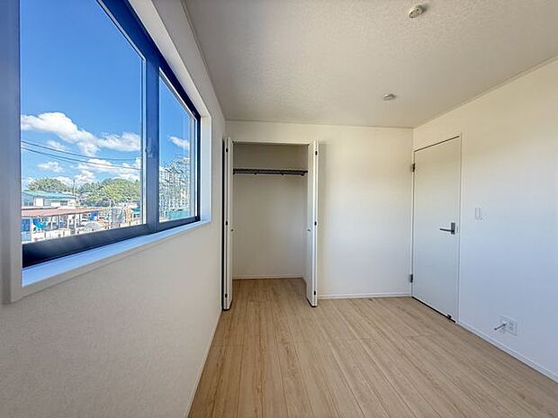 【洋室(北東側)/約6帖】棚付きのクローゼットがあり、住空間をすっきり整えやすいです。