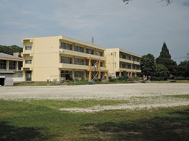 市原市立菊間小学校 徒歩19分。菊間藩校「明親館」を基に、1874年に菊間村千光院を仮校舎として開校された歴史と伝統のある小学校です。 1500m