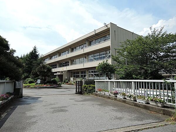 市原市立菊間中学校 徒歩23分。「豊かな心と夢を持ち たくましく生きる生徒の育成」が、学校教育目標に掲げられています。 1800m