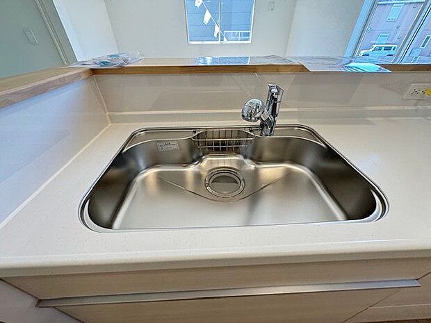 【キッチン/4号棟】シンクはゆとりある広さで、鍋やフライパンなどの大きな調理器具も洗いやすいです。