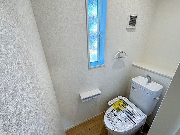 【トイレ(2階)/4号棟】手洗い器一体型のトイレ。使用後すぐに手を洗えて衛生的です。温水洗浄便座付きのため、寒い季節も快適に使用できます。