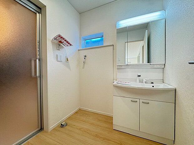 【洗面室/4号棟】キッチンに隣接しているため、家事動線良好。料理と洗濯を同時に進めやすいです。