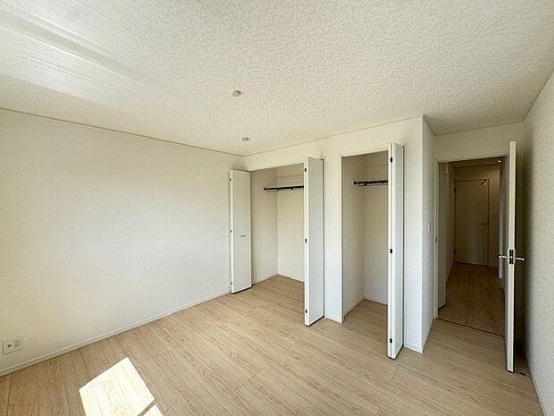 【洋室(約7.5帖)/4号棟】洋室の中で最も広いため、主寝室としての利用もおすすめです。