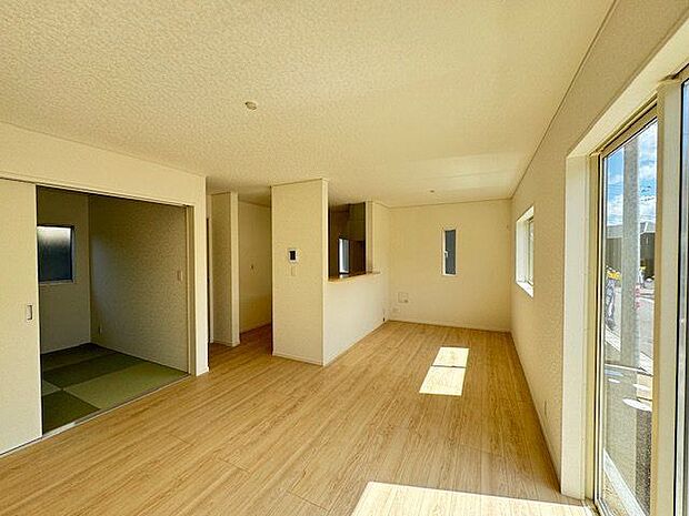 【LDK/5号棟】約4.5帖の和室が隣接しています。家事の合間の休憩や、食後の寛ぎタイムなどに、気軽に横になってリラックスできます。