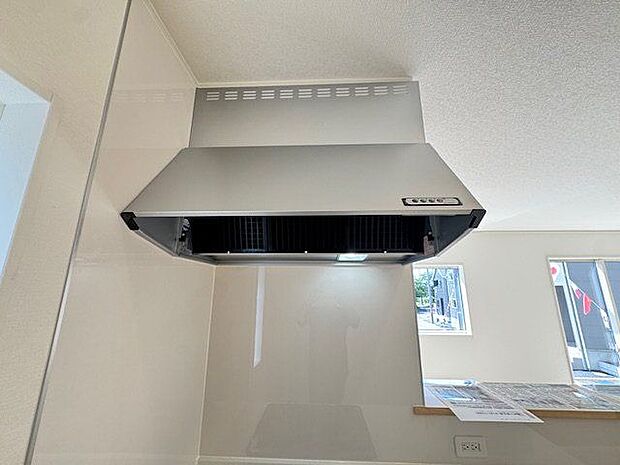 【キッチン/5号棟】すっきりとした見た目のレンジフード。換気を行い、心地良い調理時間をサポートします。