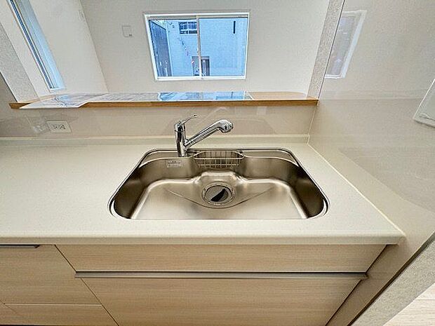 【キッチン/5号棟】シンクはゆとりある広さで、鍋やフライパンなどの大きな調理器具も洗いやすいです。
