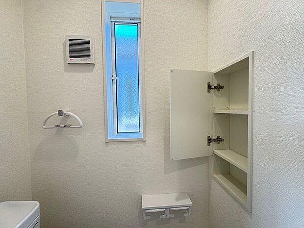 【トイレ(2階)/5号棟】トイレには扉付きの収納があり、お掃除の道具などもすっきりと収納可能。自然換気が行える小窓付きです。