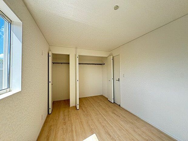 【洋室(約7.5帖)/5号棟】洋室の中で最も広いため、主寝室としての利用もおすすめです。