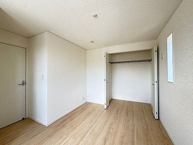【洋室(約6.5帖)/5号棟】2階の各洋室にはクローゼットが備わっており、住空間を広く活用することができます。