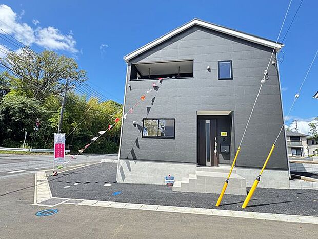 【現地外観写真/1号棟】敷地面積は約140.05m2(約42.36坪)。南西・南東側が開け、二方向から風と光を取り込める立地です。