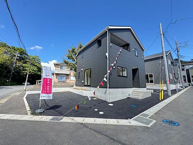 【現地外観写真/1号棟】暮らしの中心となるリビングは、約16帖の広さ。ご家族の会話が弾む、対面式キッチンが採用されています。
