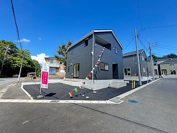 【現地外観写真/1号棟】飽きのこないシンプルモダンな外観デザインです。