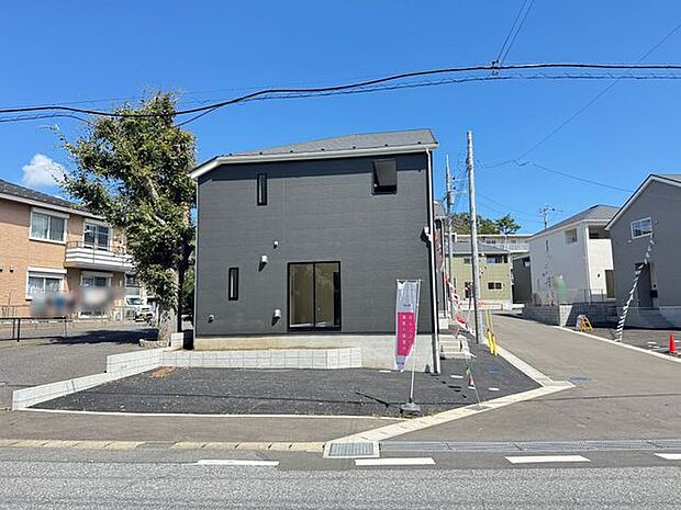 【現地外観写真/1号棟】TVモニター付きインターホンや防犯カメラなど、セキュリティ設備が充実。ご家族の安心に配慮された住まいです。