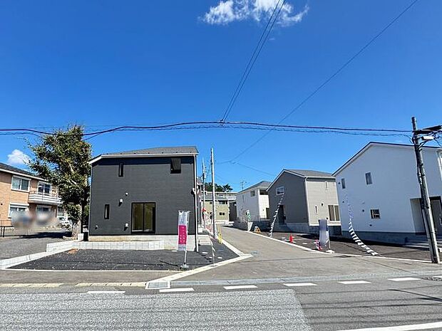 【前面道路含む外観/1号棟】前面道路はアスファルト舗装済。お車はもちろん、自転車やベビーカーの通行もスムーズに行えます。