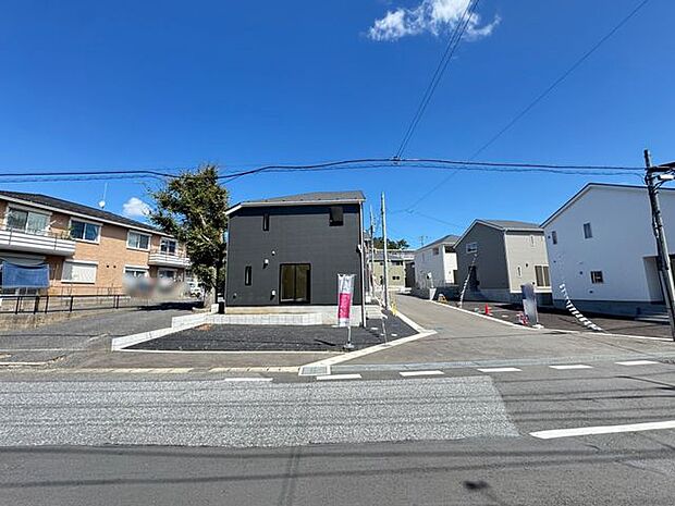 【前面道路含む外観/1号棟】新しいコミュニティを育みやすい新築分譲地です。