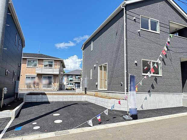 【現地外観写真/2号棟】敷地面積は約140.05m2(約42.36坪)。南西側に庭が設けられ、ガーデニングも楽しめます。