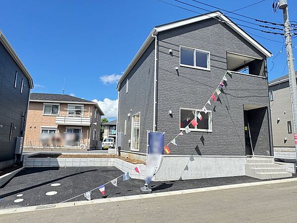 【現地外観写真/2号棟】TVモニター付きインターホンや防犯カメラなど、セキュリティ設備が充実。ご家族の安心に配慮された住まいです。