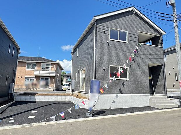【現地外観写真/2号棟】TVモニター付きインターホンや防犯カメラなど、セキュリティ設備が充実。ご家族の安心に配慮された住まいです。