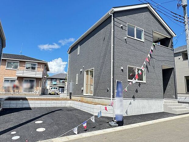 【現地外観写真/2号棟】飽きのこないシンプルモダンな外観デザインです。