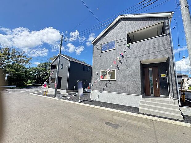 【前面道路含む外観/2号棟】市原市立国分寺台小学校まで徒歩10分(約797m)、市原市立国分寺台中学校まで徒歩8分(約583m)。子育て世帯にもおすすめの立地です。