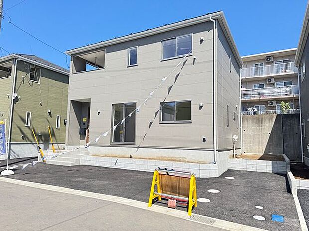 【現地外観写真/6号棟】TVモニター付きインターホンや防犯カメラなど、セキュリティ設備が充実。ご家族の安心に配慮された住まいです。