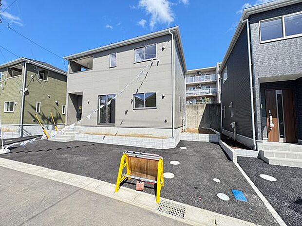 【前面道路含む外観/6号棟】市原市立国分寺台小学校まで徒歩10分(約797m)、市原市立国分寺台中学校まで徒歩8分(約583m)。子育て世帯にもおすすめの立地です。