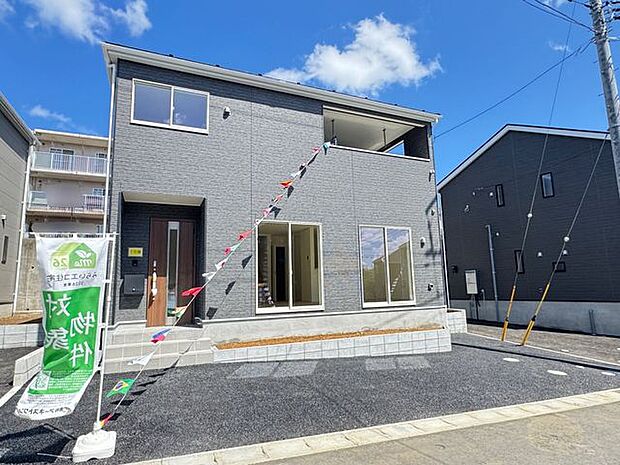 【現地外観写真/7号棟】敷地面積は約140.05m2(約42.36坪)。駐車スペース付き(車種による)で、ご家族とのお出かけや休日のまとめ買いなど、マイカーライフを満喫できます。