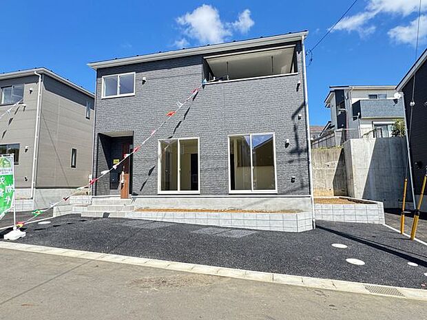 【前面道路含む外観/7号棟】前面道路はアスファルト舗装済。お車はもちろん、自転車やベビーカーの通行もスムーズに行えます。