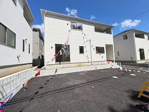 【現地外観写真/14号棟】敷地面積は約140.05m2(約42.36坪)。2階の2部屋はバルコニーに面した明るい洋室になっており、採光・通風ともに良好です。
