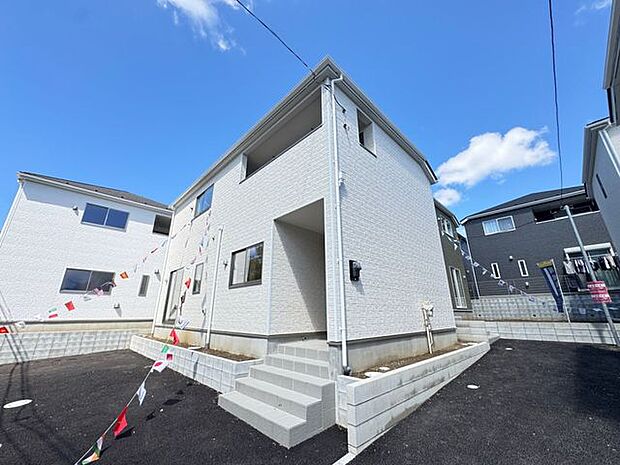 【現地外観写真/14号棟】3面採光ならではの明るさが広がる約16.5のLDKが魅力◎ご家族の会話が弾む、対面式キッチンが採用されています。