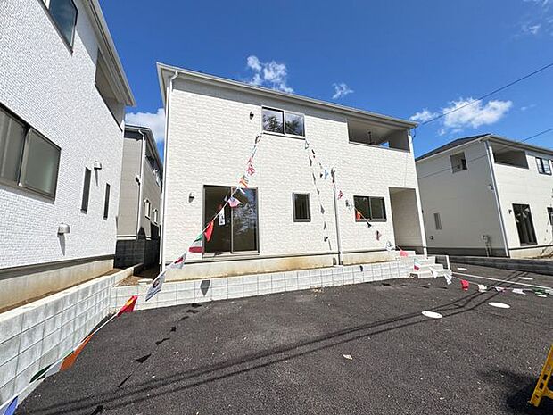 【現地外観写真/14号棟】TVモニター付きインターホンや防犯カメラなど、セキュリティ設備が充実。ご家族の安心に配慮された住まいです。