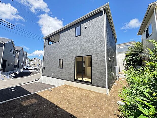 【現地外観写真/9号棟】敷地面積は約140.05m2(約42.36坪)。ルーフバルコニーと庭付きで、屋外空間も充実◎駐車スペースが設けられています(車種による)。