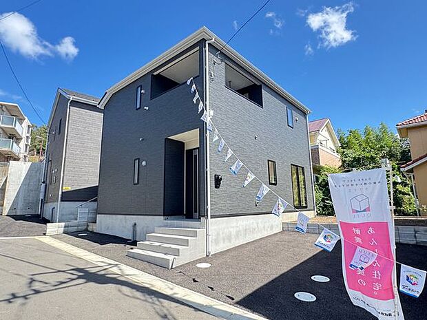 【現地外観写真/9号棟】暮らしの中心となるリビングは、約16帖の広さ。ご家族の会話が弾む、対面式キッチンが採用されています。