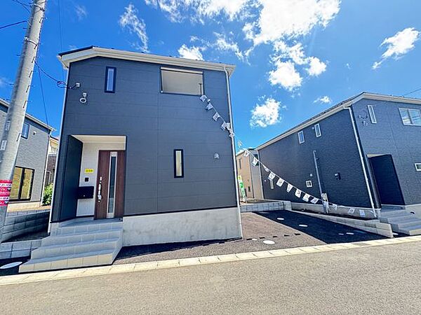 【現地外観写真/10号棟】第一種低層住居専用地域の落ち着いた住環境が魅力。周辺には低層の住宅街が広がり、ご家族との穏やかな暮らしが叶います。
