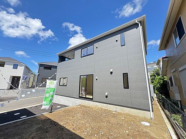 【現地外観写真/10号棟】敷地面積は約140.05m2(約42.36坪)。ルーフバルコニーと庭付きで、屋外空間も充実◎駐車スペースが設けられています(車種による)。