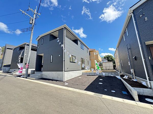 【前面道路含む外観/10号棟】前面道路はアスファルト舗装済。お車はもちろん、自転車やベビーカーの通行もスムーズに行えます。