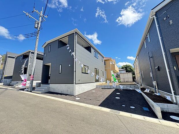 【前面道路含む外観/10号棟】前面道路はアスファルト舗装済。お車はもちろん、自転車やベビーカーの通行もスムーズに行えます。