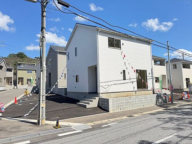 【現地外観写真/15号棟】主寝室は広々約8.5帖◎各居室は凹凸の少ないすっきりとした形状のため、家具の配置がしやすいのが特徴です。
