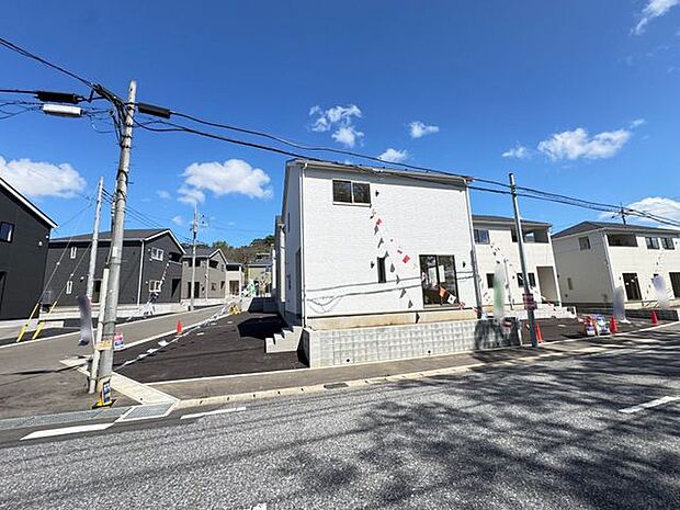 【前面道路含む外観/15号棟】敷地面積は約140.05m2(約42.36坪)。北西・南西側が開け、二方向から風と光を取り込める立地です。