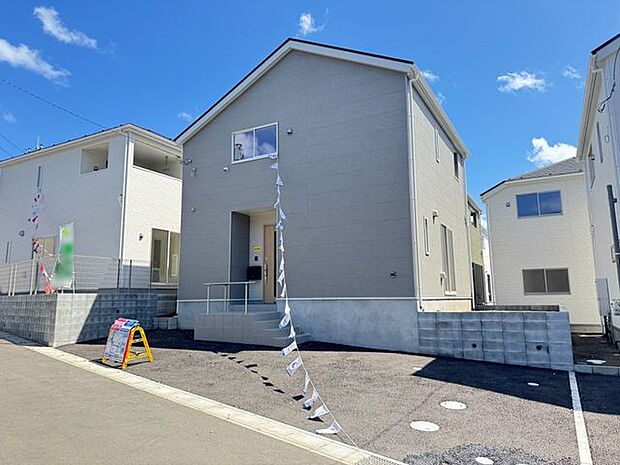 【現地外観写真/16号棟】暮らしの中心となるリビングは、約16帖の広さ。ご家族の会話が弾む、対面式キッチンが採用されています。